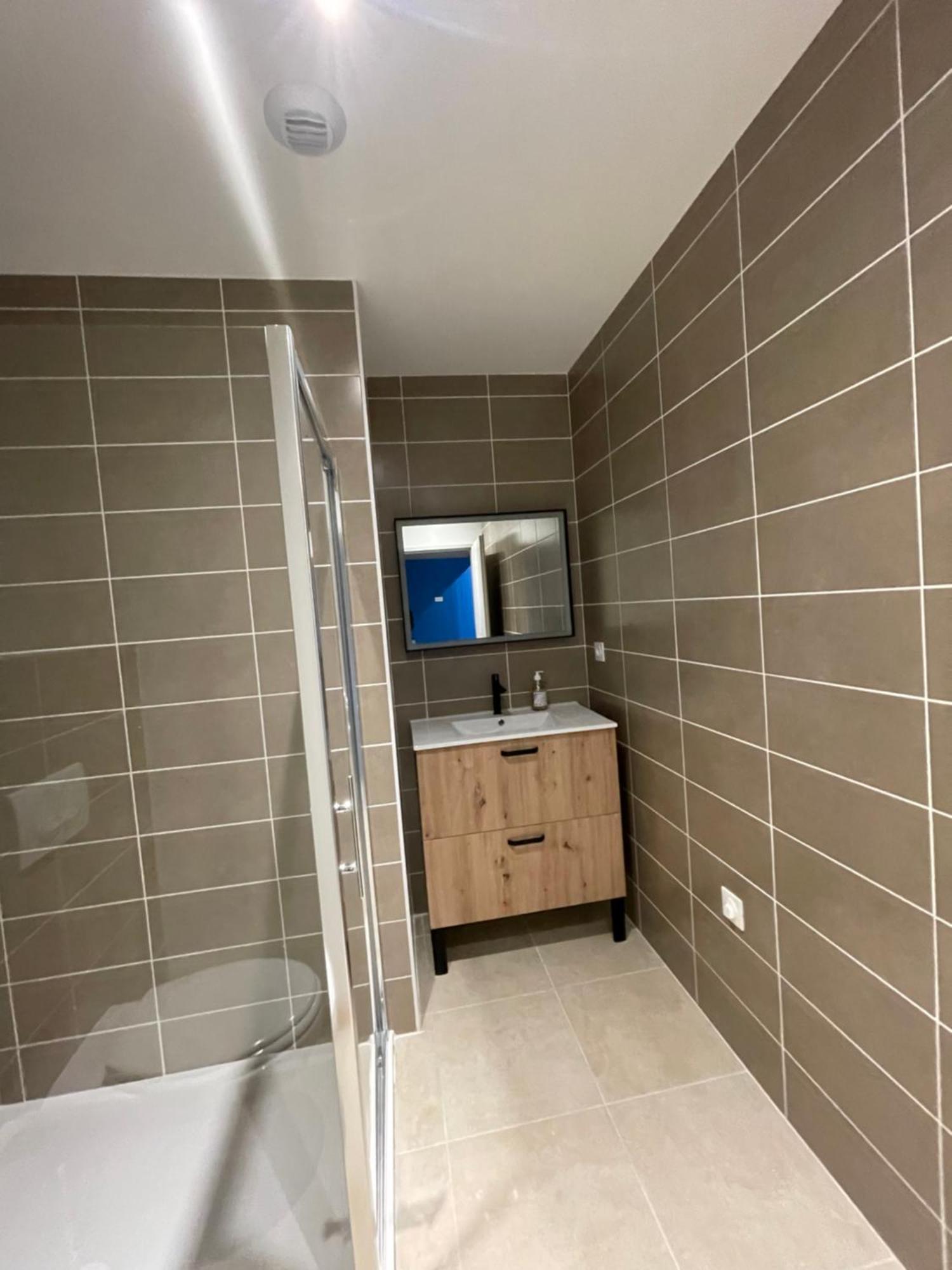 Le Salvador - Appart'Hotel De 18M2 A 44M2 La Talaudiere Kültér fotó